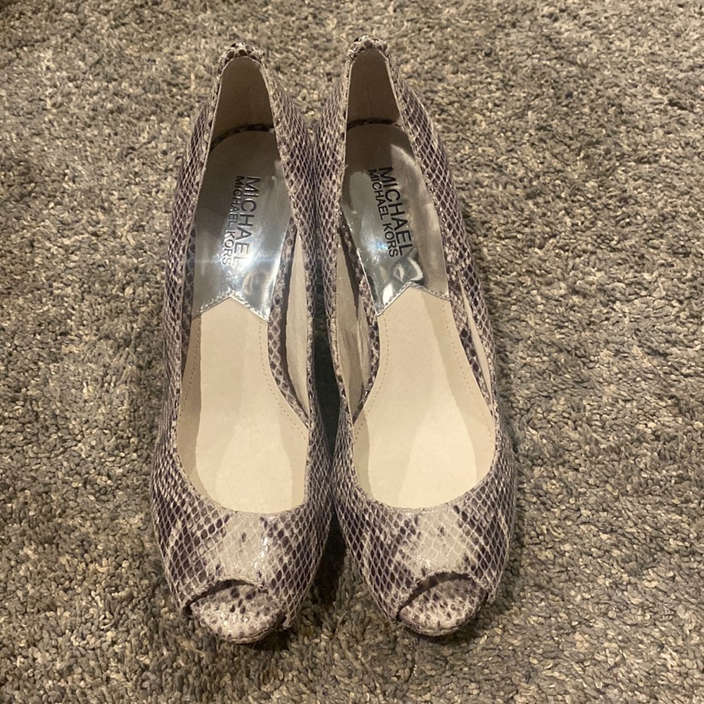 Michael Kors peep toe Pump
